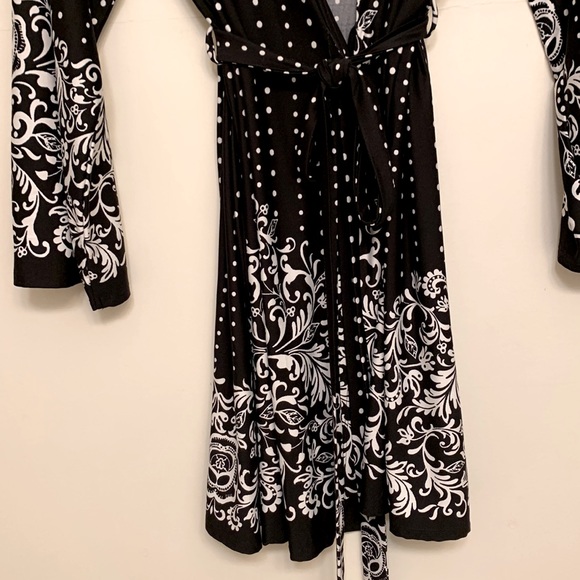 Black and White Robe - Picture 6 of 10